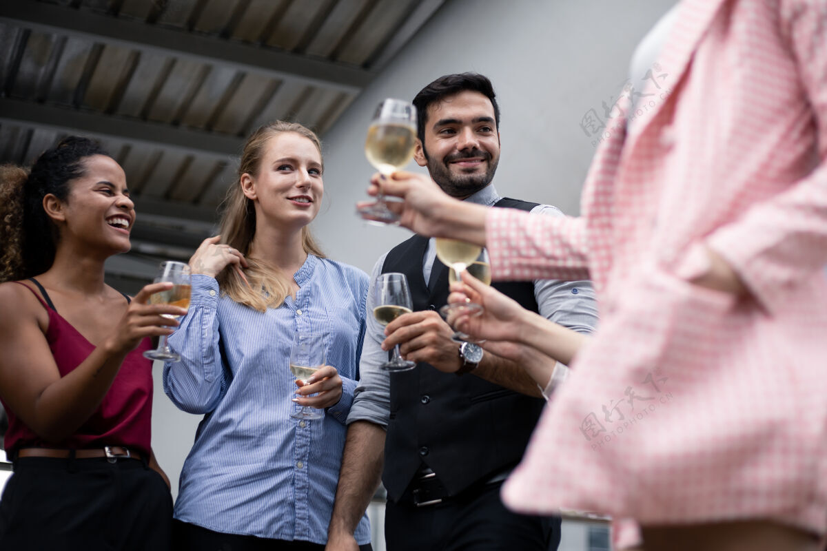 葡萄酒生意人碰杯喝酒庆祝成功工作组许多商人用微笑喝酒来庆祝聚会企业快乐