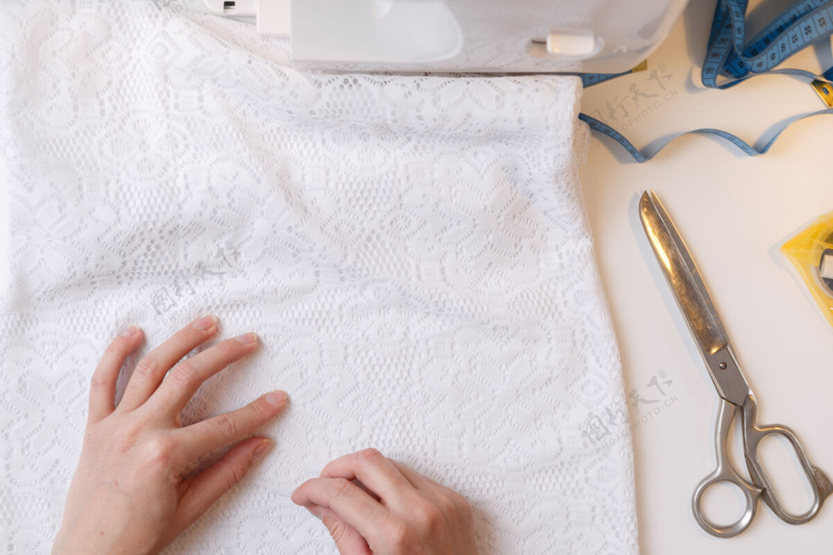 工具女孩在缝纫机上准备缝纫用的布料 俯视图剪刀材料工艺