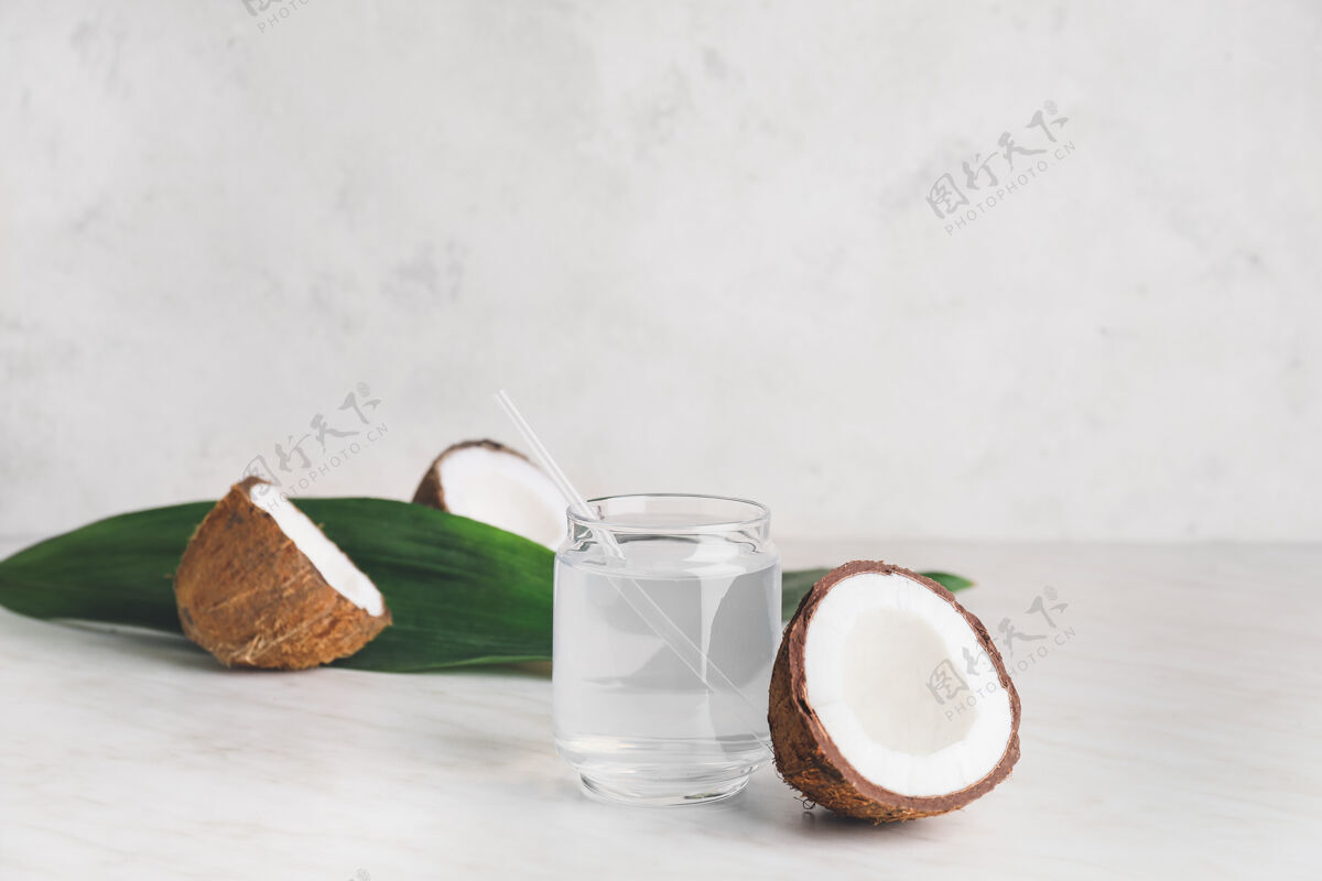 维生素桌上放着一罐新鲜的椰子水热带食物饮料