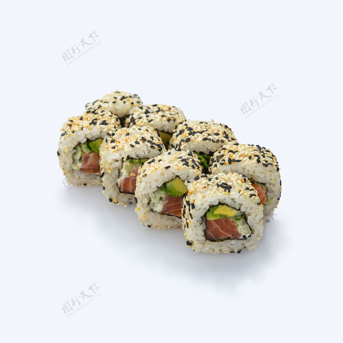 吃日本人美食.寿司在白色背景上滚动海藻鳄梨午餐