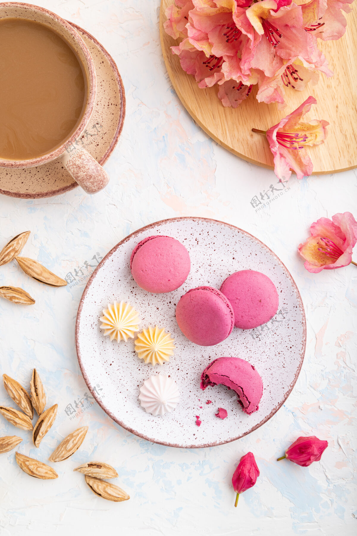 传统紫色的马卡龙或马卡龙蛋糕配一杯咖啡 背景是白色的混凝土 上面装饰着花朵蛋白酥皮麦卡龙杯子