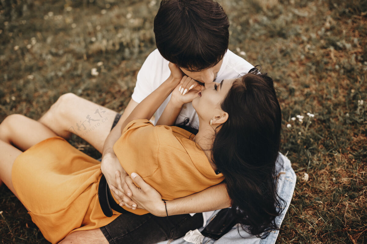 成人上图是一对美丽的白种人夫妇坐在地上亲吻前互相拥抱 对视黑发吻夫妇