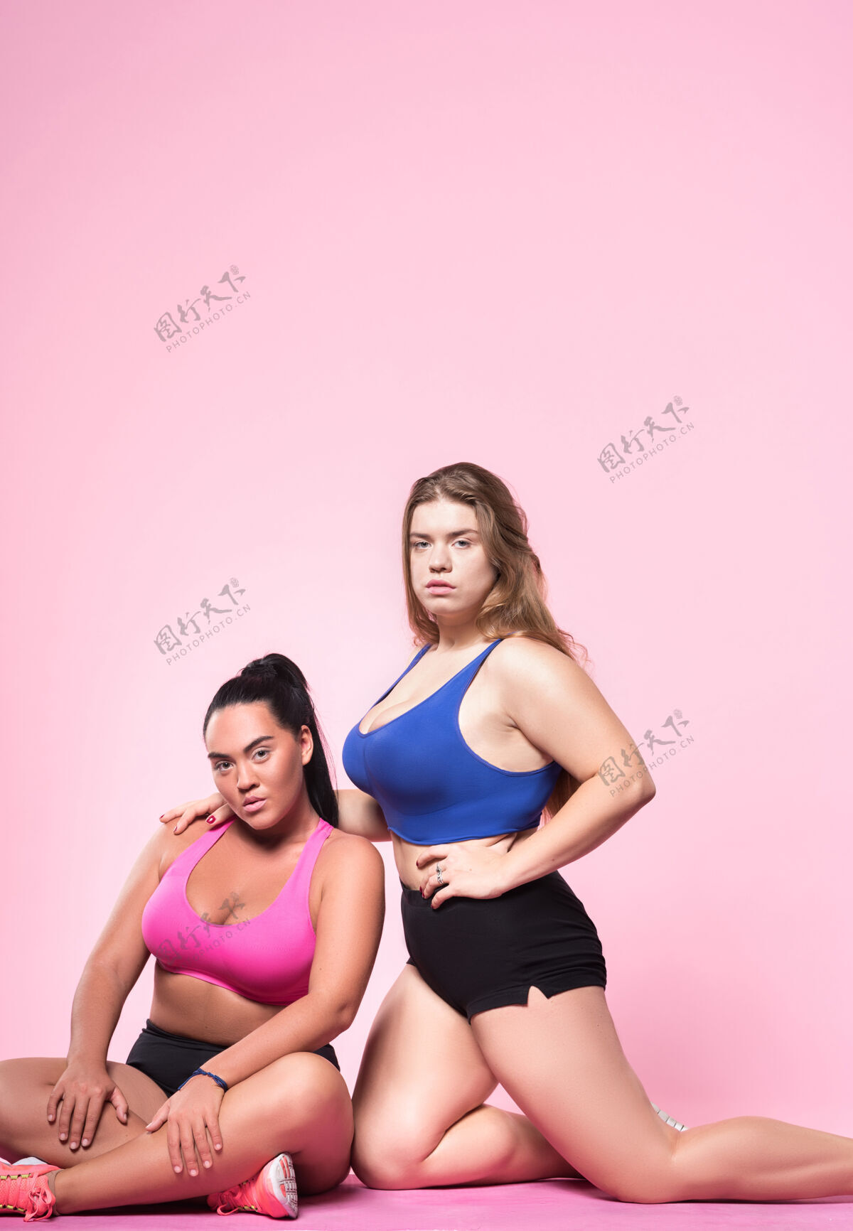 双总是一起配对年轻丰满性感的女士穿着运动装摆姿势超重饮食友谊