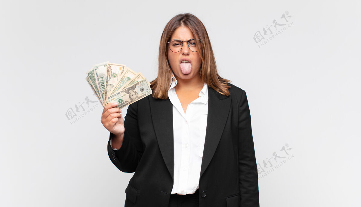 办公室拿着钞票的年轻女人感到厌恶和恼怒 伸出舌头 不喜欢讨厌的东西经理专业钞票