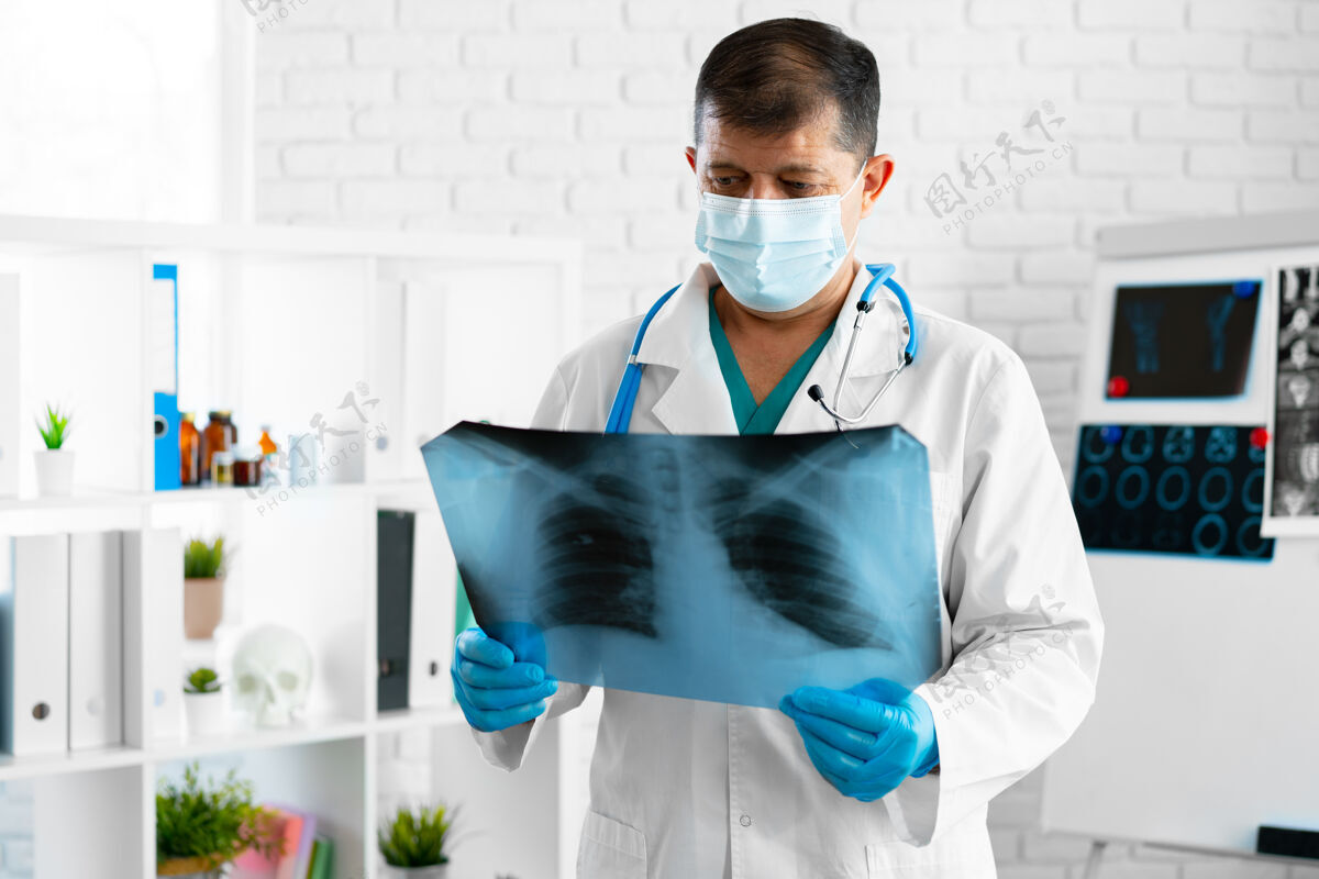 男性医生在医院办公室检查肺部x光扫描特写肺部放射男人