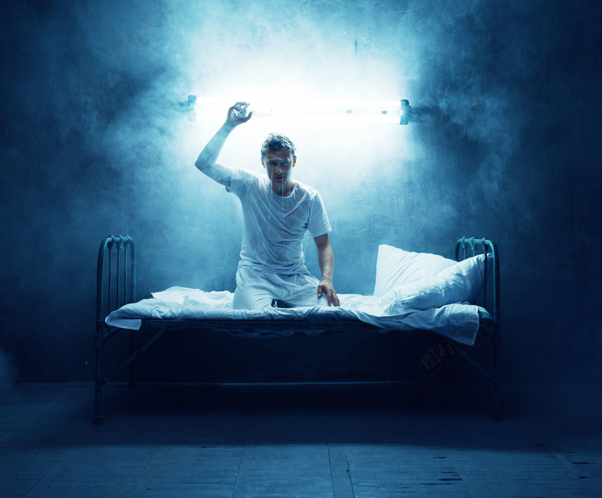 孤独精神病患者在床上 失眠 紊乱 黑暗的房间…迷幻剂患者每晚都有问题 抑郁和压力 悲伤 精神病医院恐怖问题精神病学