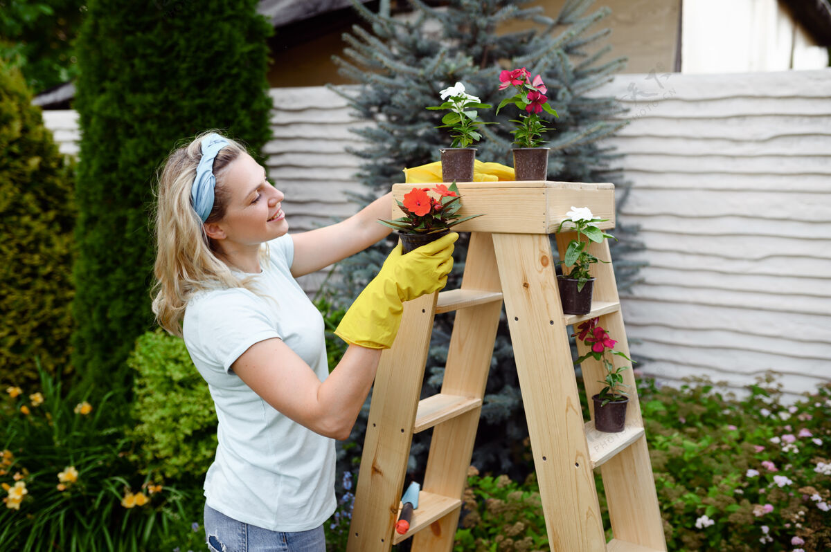 女孩戴手套的女人在花园的花盆里种花花园女园丁照顾植物户外 园艺爱好 花店的生活方式和休闲工具扫帚夏天