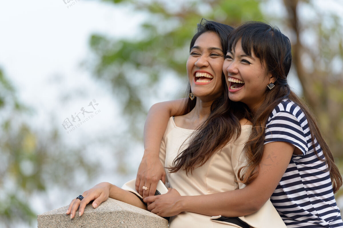 女同性恋两位亚洲年轻女性在公园户外放松的写真思考放松同性恋