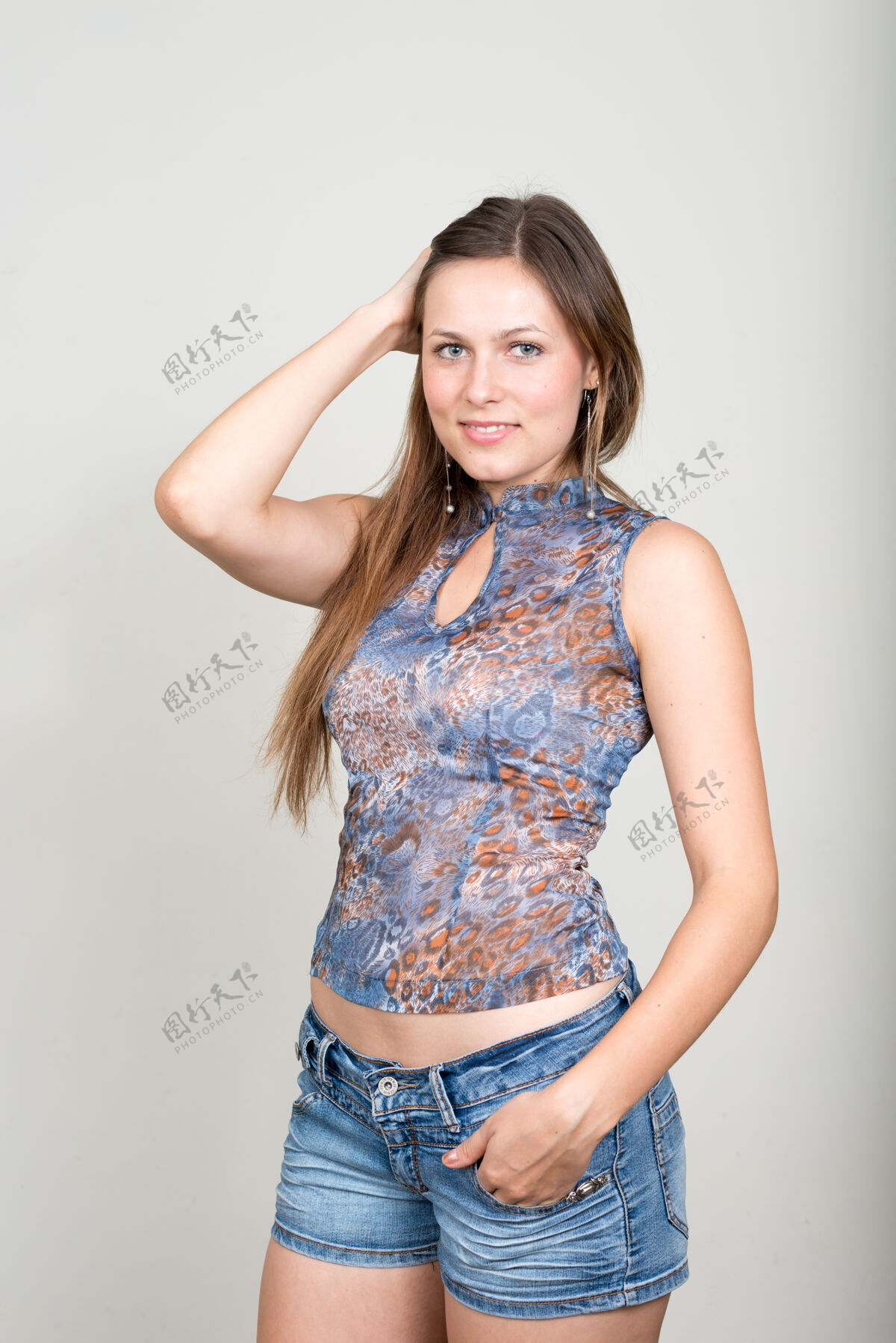 女性年轻漂亮的女人 棕色头发映衬着白色的空间风格吸引力金发