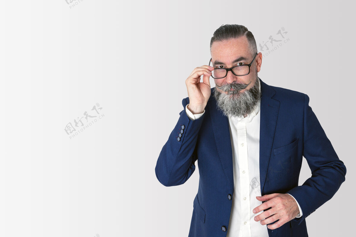 男士穿着大胡子蓝色夹克和白衬衫的潮人 放下眼镜严肃地看着他们优雅复制空间眼镜