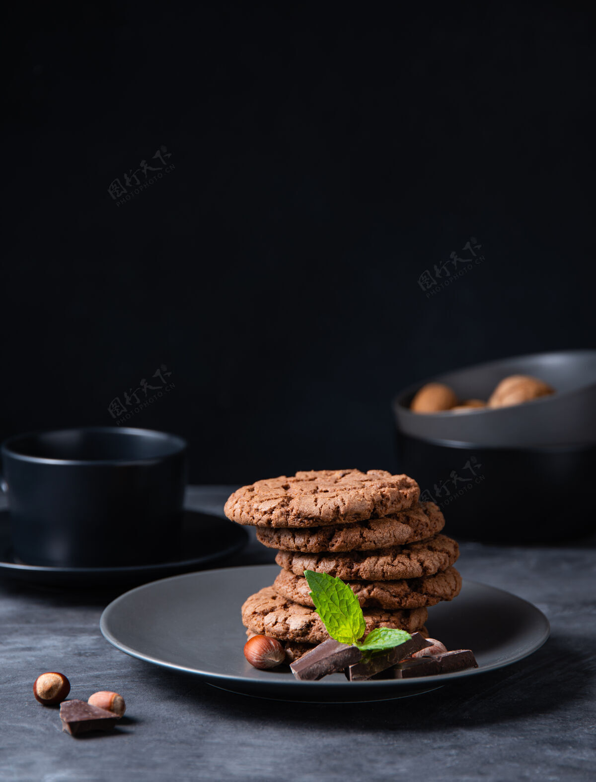 曲奇一堆巧克力片饼干 上面放着巧克力片 坚果和薄荷表.正面查看和复制空间薯片碎片饼干