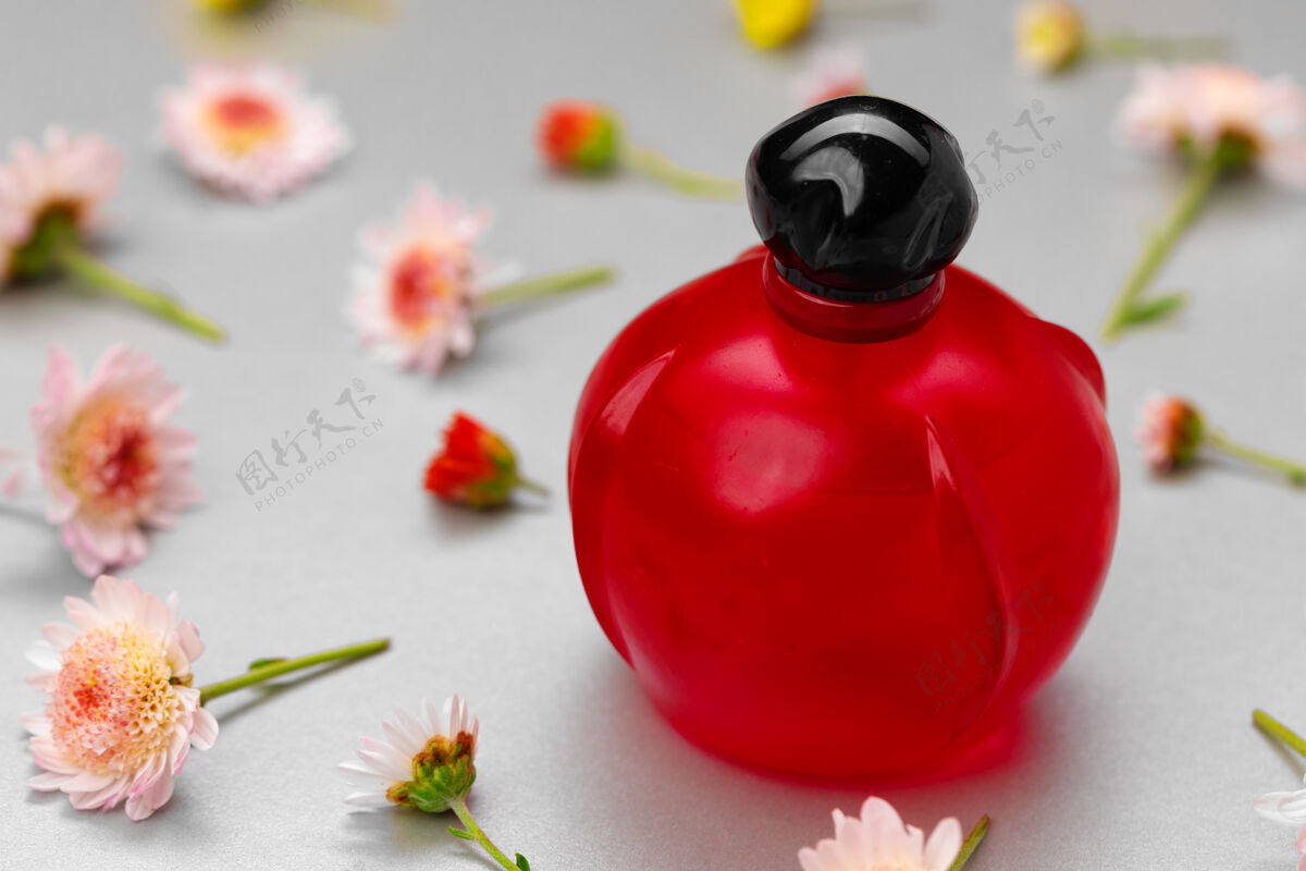 自然一瓶芬芳的花蕾包围着你液体卫生芳香