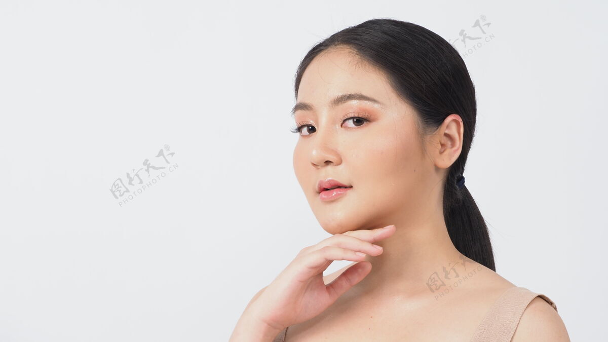 新鲜美容护肤concept.young公司亚洲女性美容美脸化妆护肤化妆品 显示自然健康柔软 坚定和永恒的面部皮肤特写水疗女孩