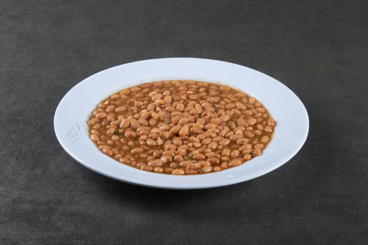 传统黑桌子上有豆子的餐盘菜肴食物盘子食物