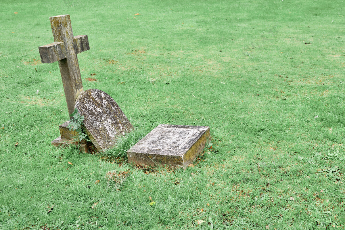 墓地风化的墓碑被隔离在一个古老的墓地上精神纪念神圣