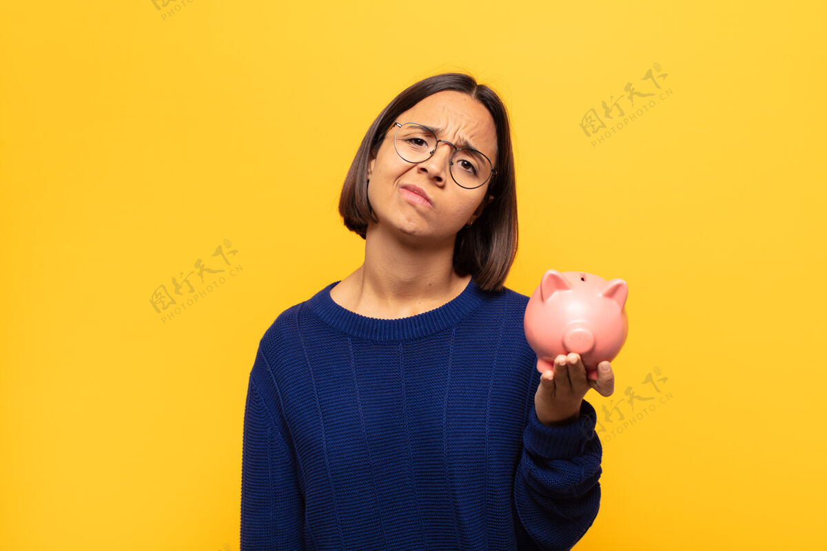 成人一个年轻的拉丁女人 带着一副不开心的表情 伤心地哭诉着 带着一种消极和沮丧的态度金钱金融银行