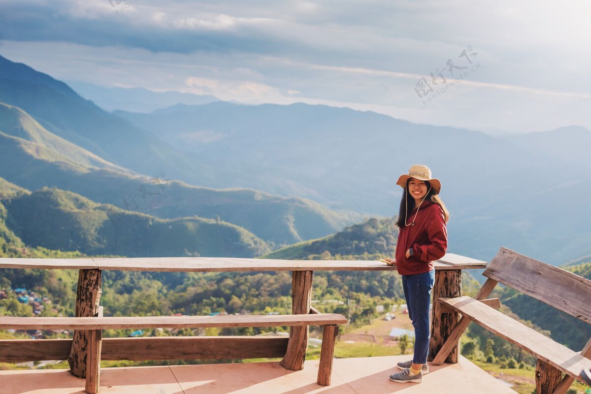 自然快乐的旅行家女人站在山顶上户外旅行女孩