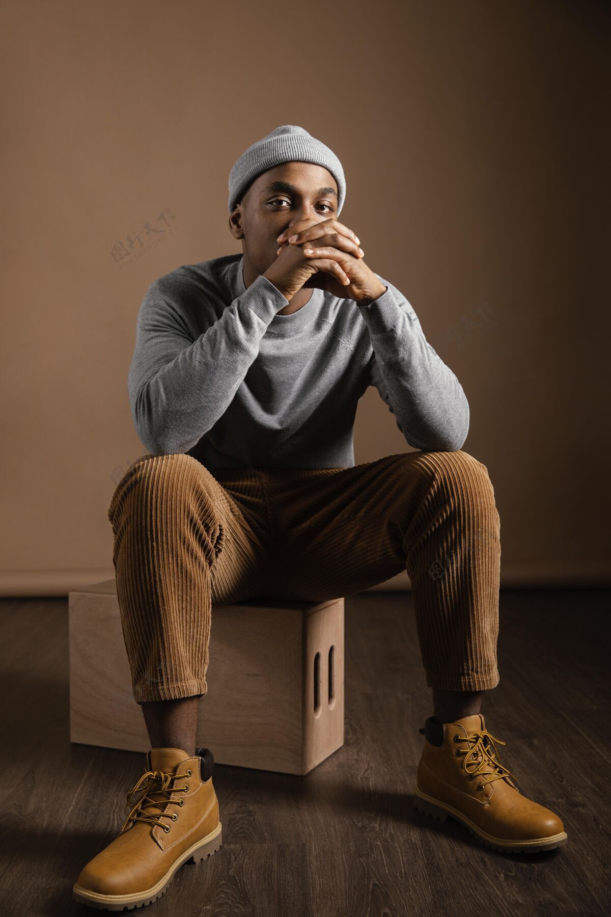 男人肖像男戴帽子坐坐着非裔美国人帽子