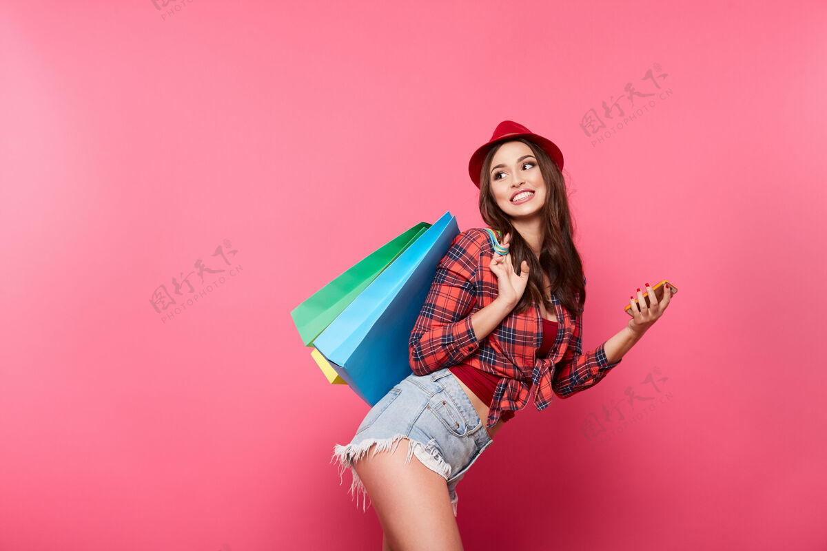 精品店带着购物袋的漂亮女孩模型里面购物概念