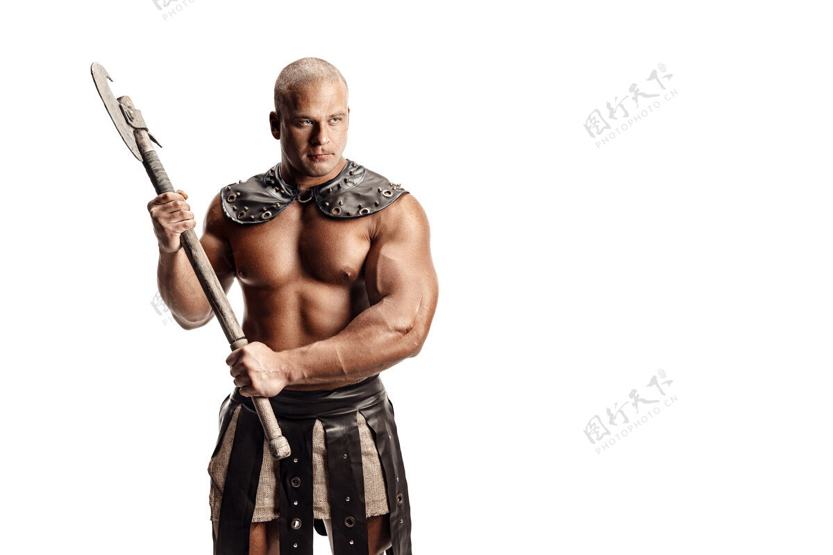 男性一张肌肉发达的古代武士和他合影的摄影棚照片斧头孤立的在白色收到空间男人盔甲阳刚
