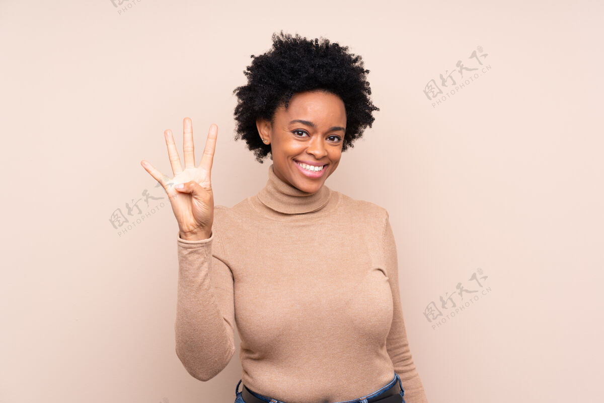 可爱非洲裔美国妇女快乐地用手指数着四个成人漂亮女人