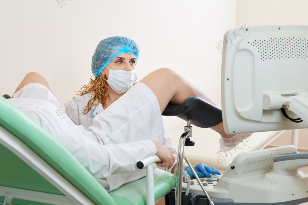 设备妇科医生检查坐在妇科手术椅上的病人过程专业医疗