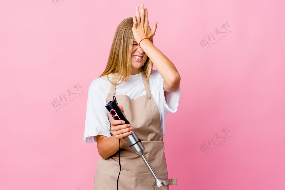 记住年轻的俄罗斯厨娘拿着一个电动搅拌器 忘记了什么 掌心拍打额头 闭上眼睛围裙手势压力