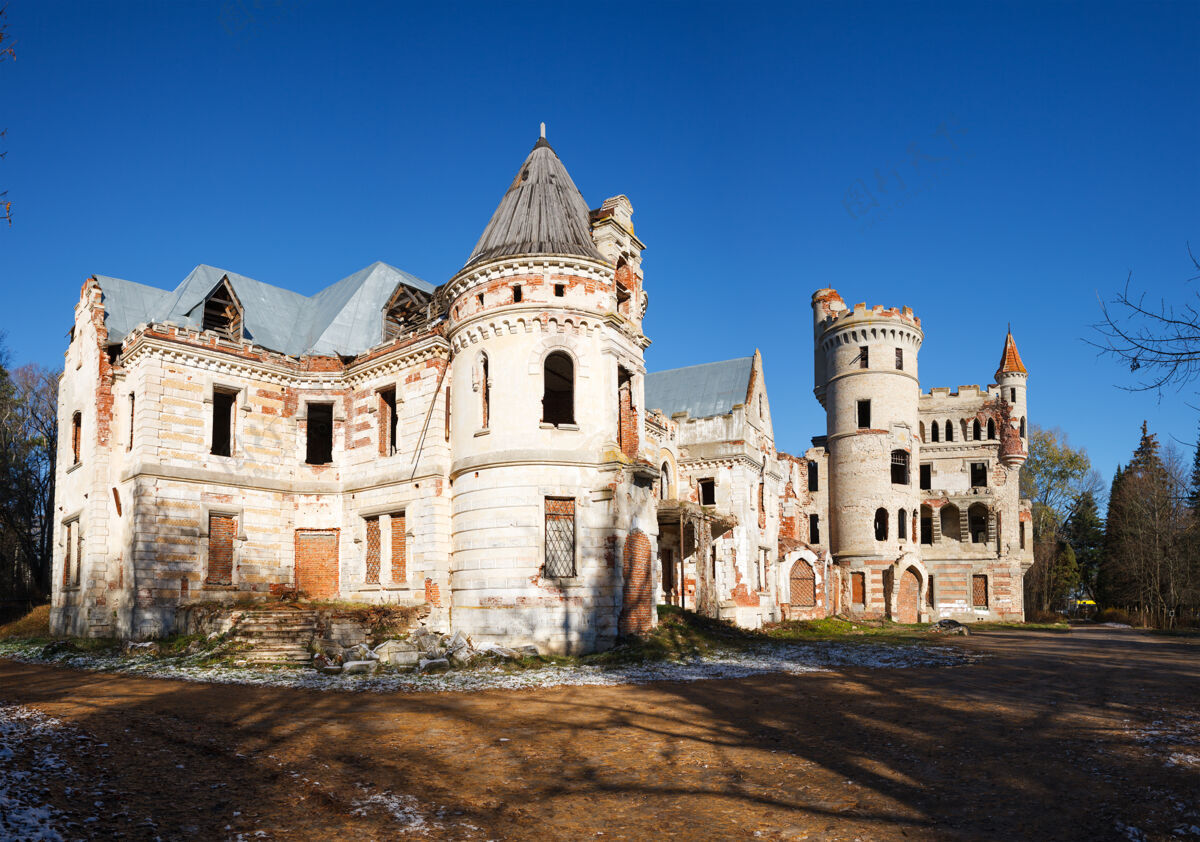 古代被遗弃摧毁的中世纪俄国庄园旧的外观城堡