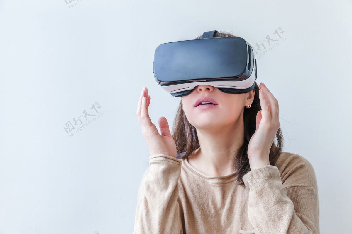 女人微笑的年轻女子戴着虚拟现实vr眼镜头盔耳机在白色背景上未来眼镜游戏