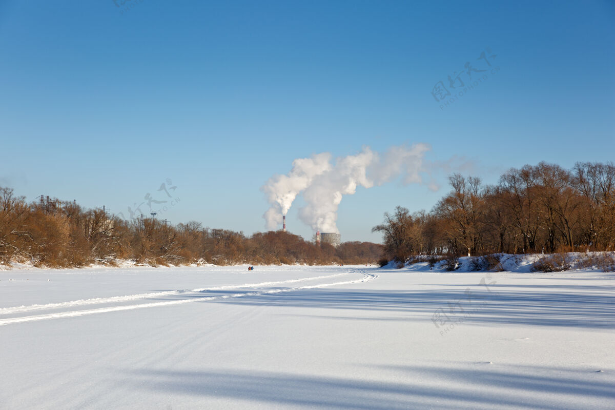 景冰雪覆盖的河流的冬季景观冬季湖霜