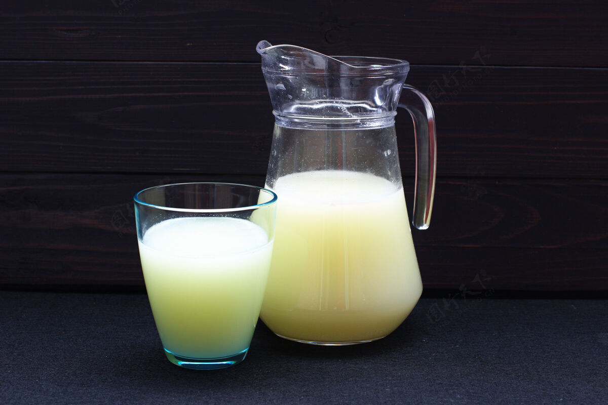 奶制品把乳清牛奶放在玻璃杯里 放在黑暗的表面上营养牛奶蛋白质