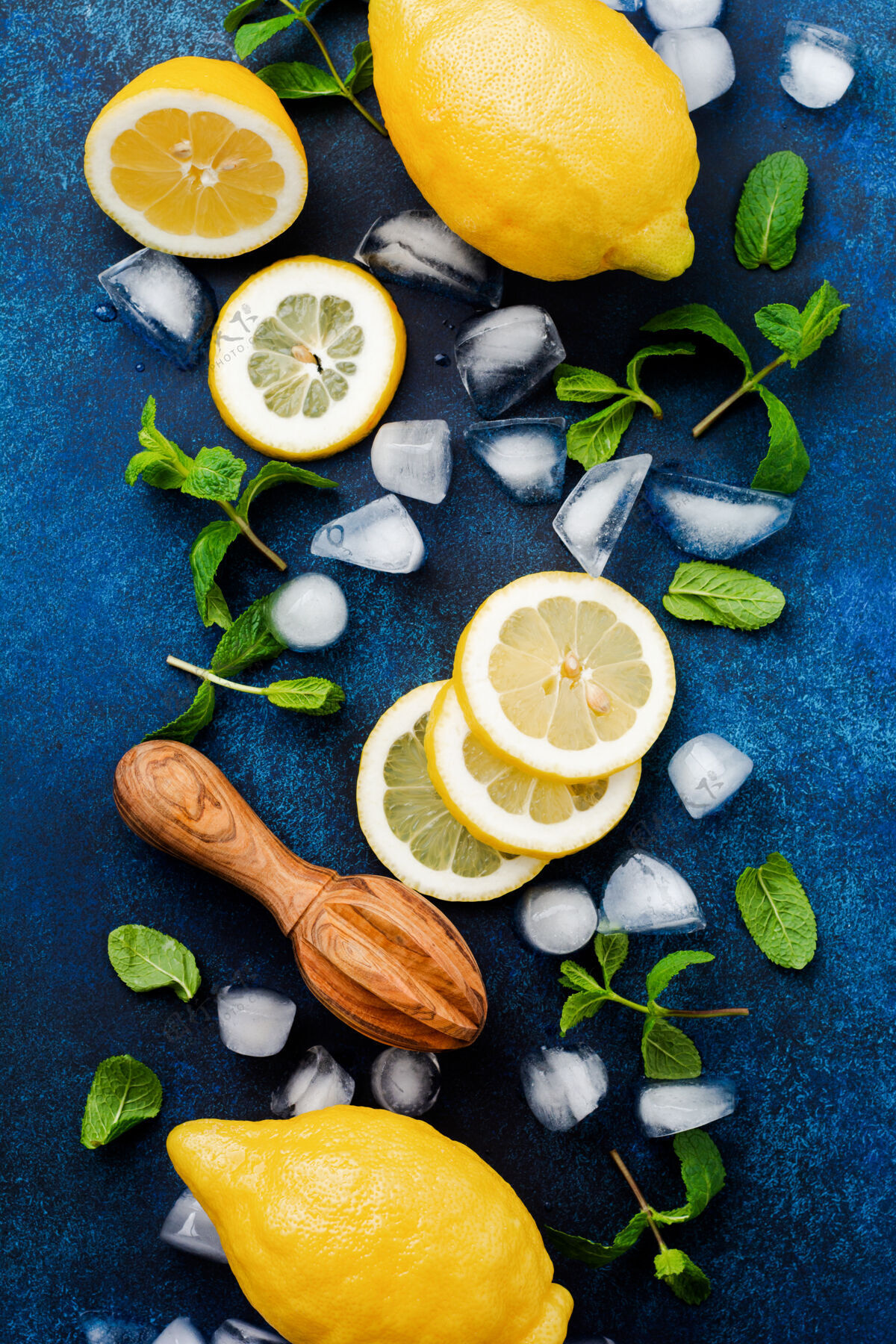 生的两个新鲜的柠檬放在深蓝色的盘子里 放在绿松石色的混凝土表面芳香食物美味