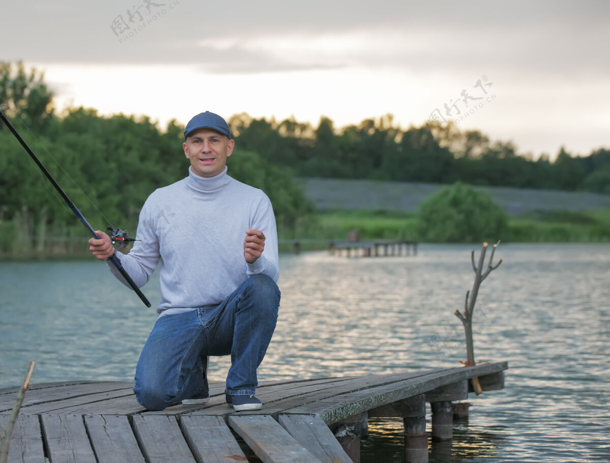 男在湖上钓鱼的年轻人运动晴天河