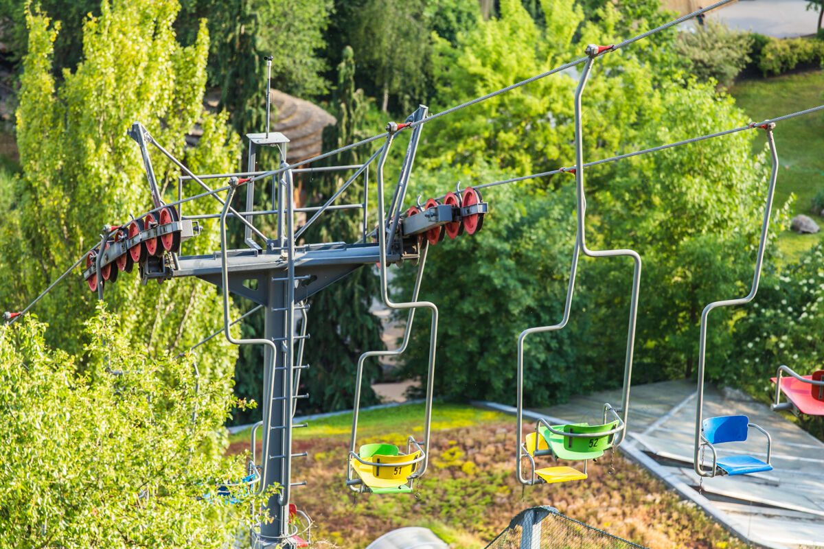 电缆布拉格动物园的彩色升降椅缆车升降站和缆车顶部目的地捷克