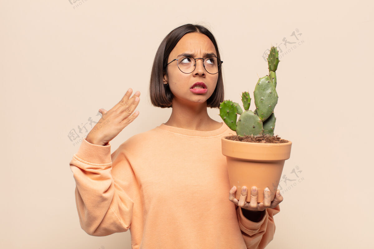植物年轻的拉丁女人感到压力 焦虑 疲惫和沮丧 拉衬衫脖子植物学麻烦绝望