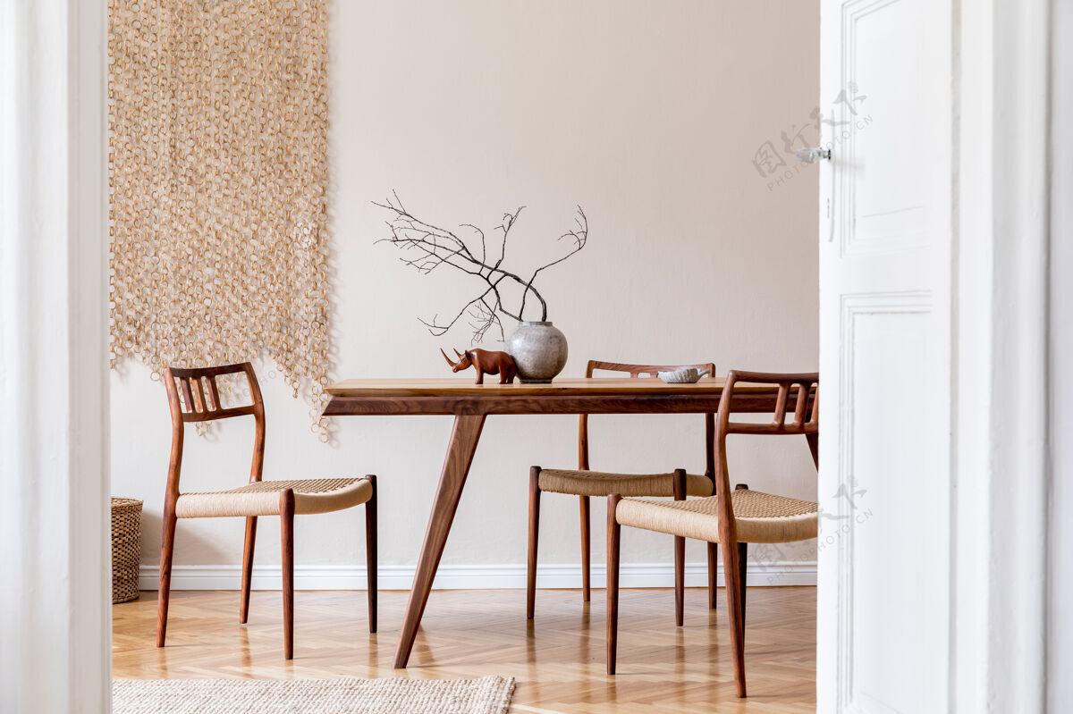 客厅现代餐厅的时尚米色室内设计有木制橡木桌椅 花瓶和鲜花 优雅的藤条配件和装饰韩国风格的家居装饰明亮座位灯