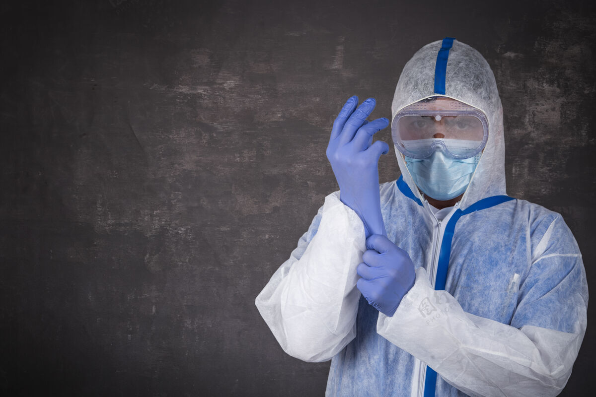 病毒穿着防护服 戴着口罩和乳胶手套的人危险社会距离工作