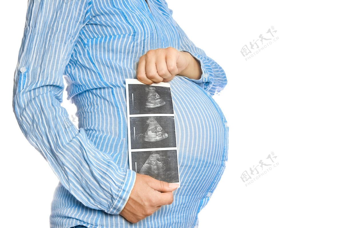 怀孕快乐的怀孕女孩躺在白色的背景上身体女性肚子