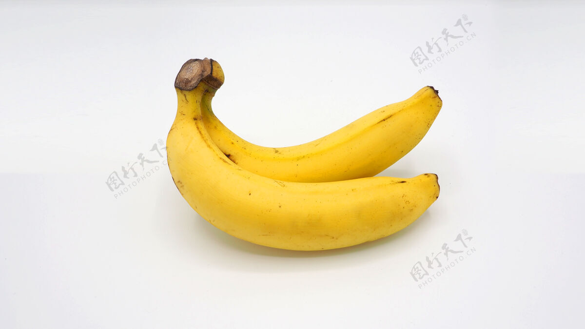 香蕉白色桌子上有两个真正的黄色香蕉食物二健康