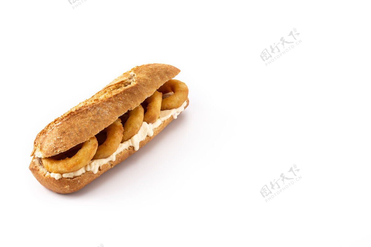 面包卡拉马里环三明治 来自马德里的典型食物地中海蛋黄酱典型