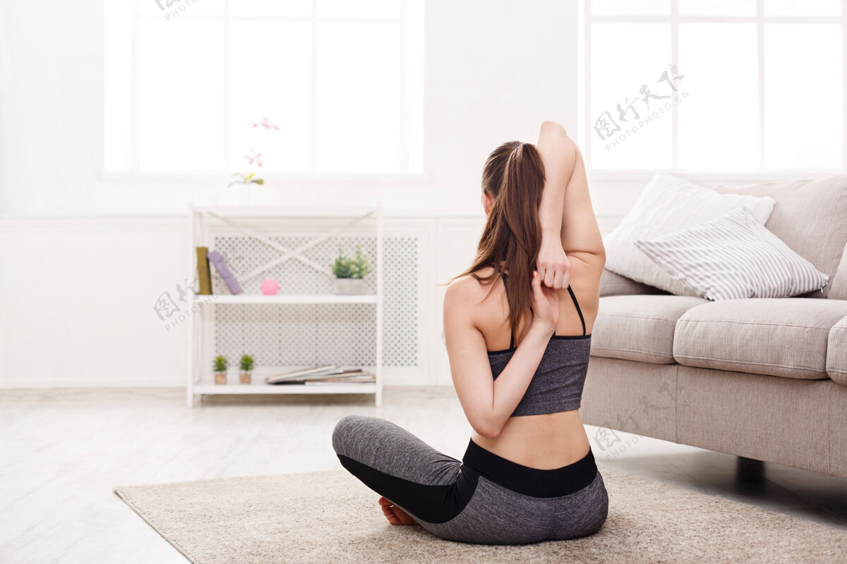 健康瑜伽在家女人伸展莲花姿势白种人运动人