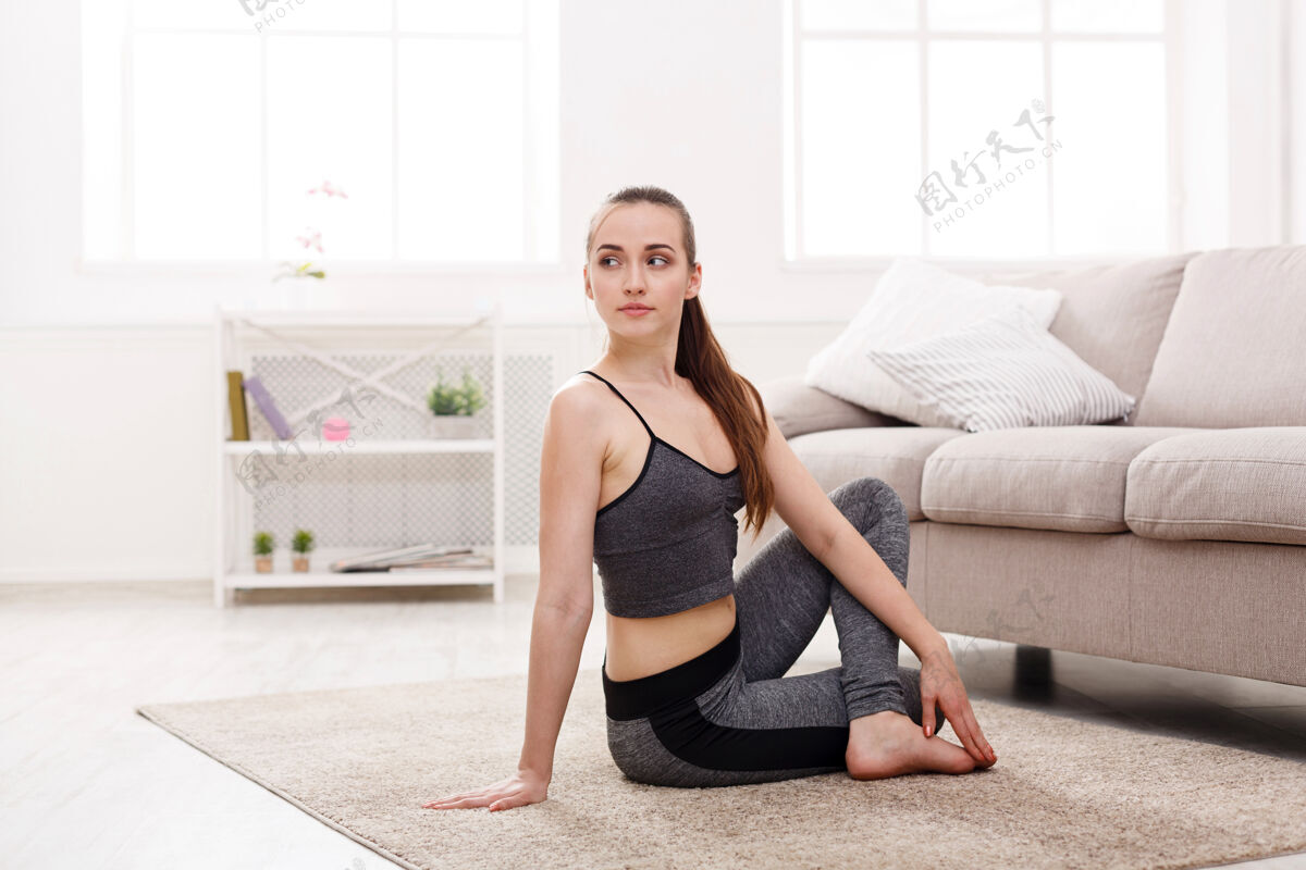 健康瑜伽在家女人伸展坐姿脊柱扭转姿势健康人白种人
