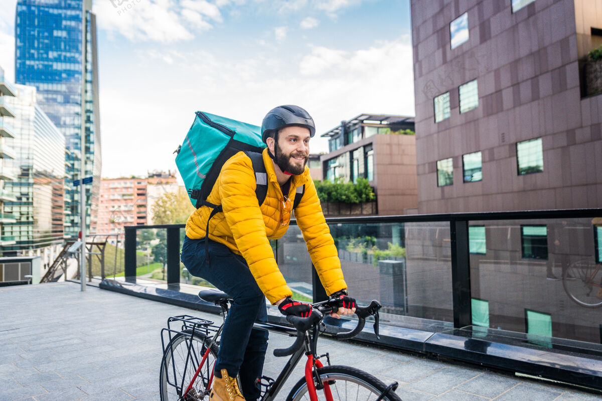 房子送菜服务 骑手用自行车送菜给客户-关于交通 送菜和技术的概念背包自行车街道