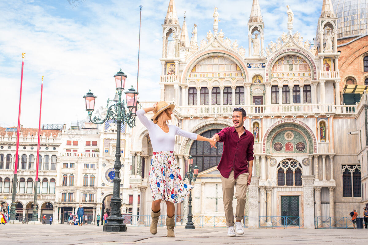 威尼斯年轻夫妇在威尼斯游玩-游客在意大利旅游和观光威尼斯最相关的地标-关于生活方式 旅游 旅游的概念旅游目的地女人