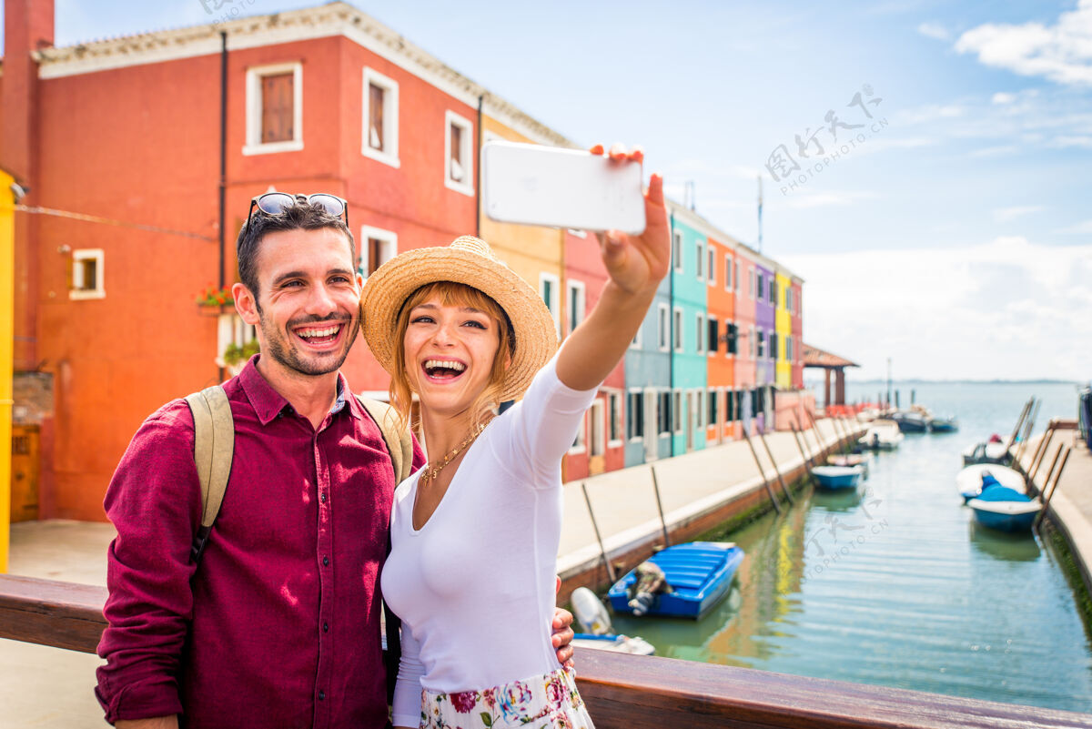 男朋友年轻夫妇在威尼斯游玩-游客在意大利旅游和观光威尼斯最相关的地标-关于生活方式 旅游 旅游的概念目的地城市颜色