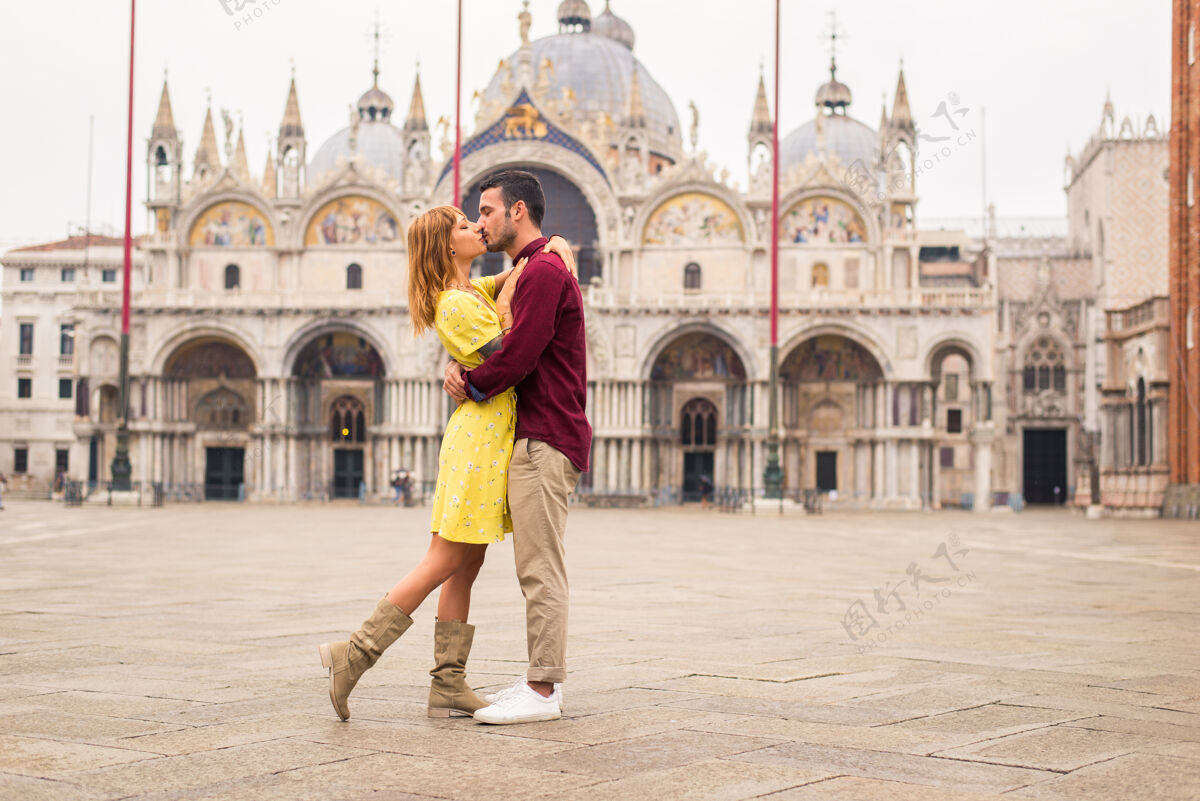 城市年轻夫妇在威尼斯游玩-游客在意大利旅游和观光威尼斯最相关的地标-关于生活方式 旅游 旅游的概念运河欧洲男友