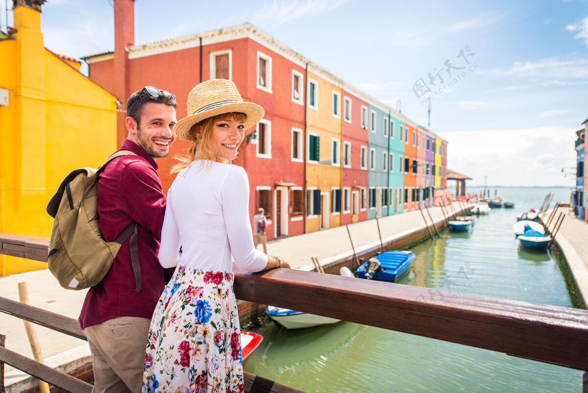 地标年轻夫妇在威尼斯游玩-游客在意大利旅游和观光威尼斯最相关的地标-关于生活方式 旅游 旅游的概念游览颜色威尼斯