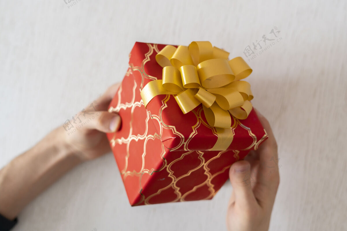 快乐手持礼品盒的人的顶视图礼物惊喜包装