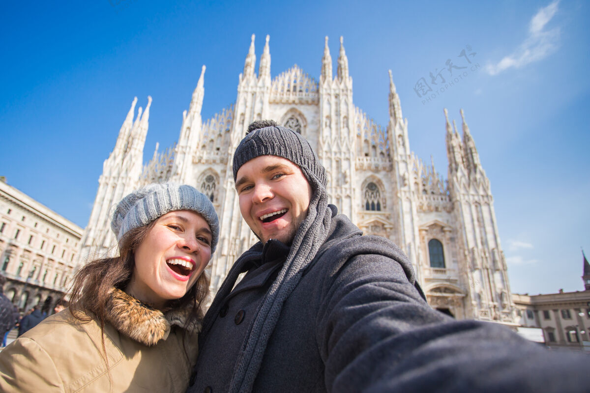 情侣一对夫妇在米兰大教堂广场自拍意大利学生冬天