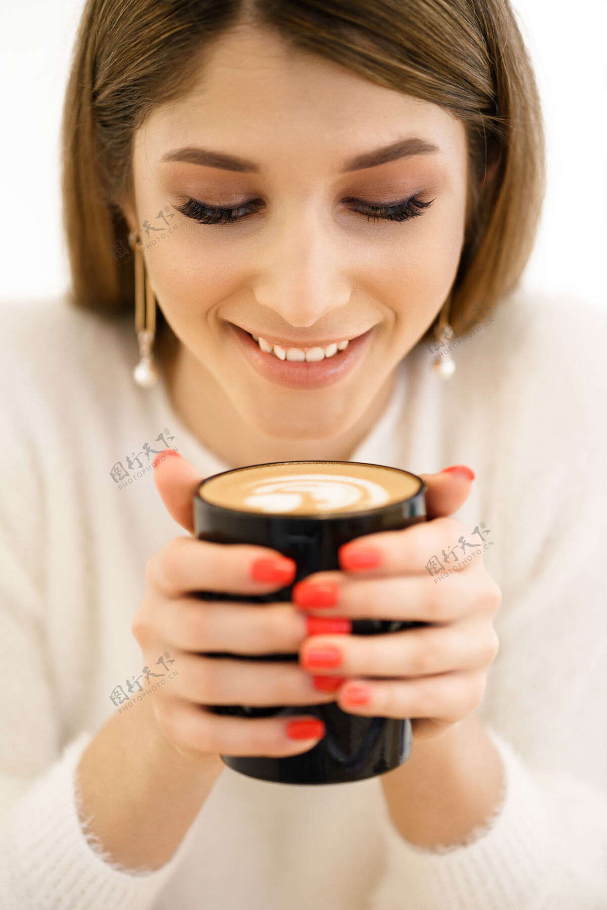 新鲜年轻的微笑美丽快乐的女人 留着长长的头发 享受着白色的卡布奇诺background.beauty女人在享受coffee.cup一杯热饮料咖啡女孩积极